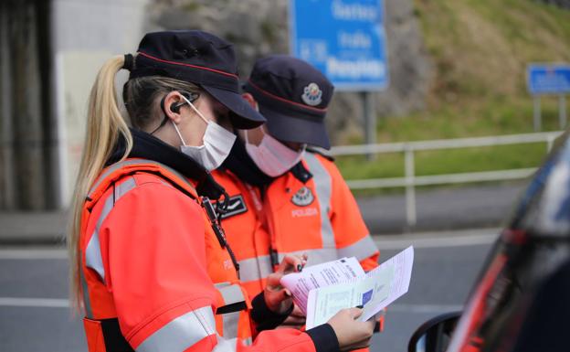 Detenido en Irun a un hombre de 50 años por conducir con documentación falsa