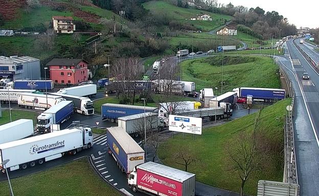 La afluencia de camiones en la N121 afecta a la AP-8