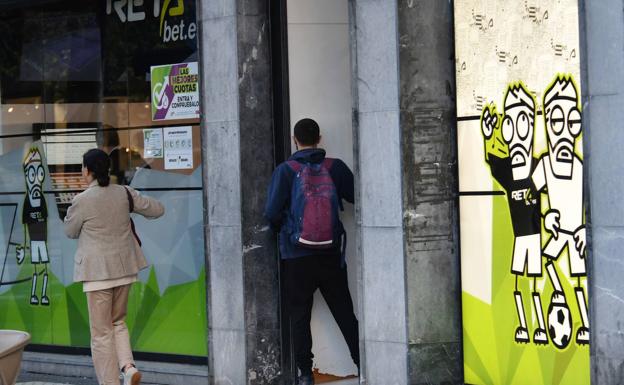 Euskadi pone desde hoy coto a las máquinas y locales de apuestas y los aleja de centros educativos