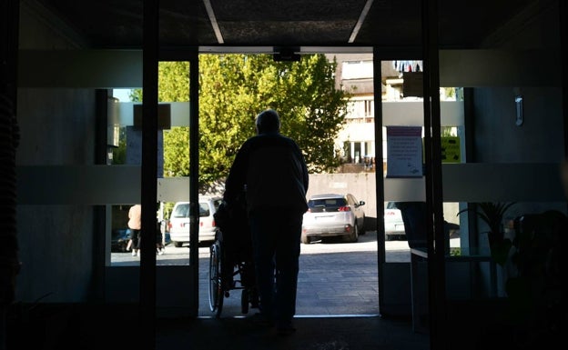 La pandemia retrocede también en las residencias, con un 33,5% menos de positivos que hace una semana