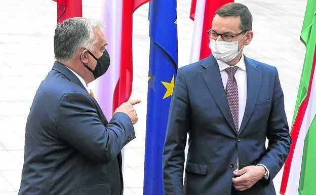 Orban and his Polish counterpart, Mateusz Morawiecki (right), at an international summit. 