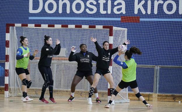 «Málaga es un equipo que puede sorprender poco, las jugadoras se conocen a la perfección»