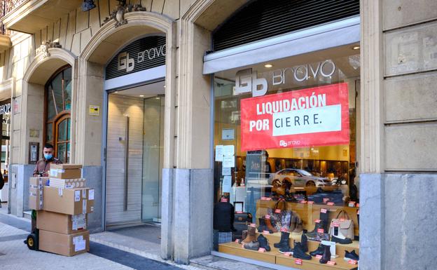 Cierra la tienda de Calzados Bravo en San Sebastián