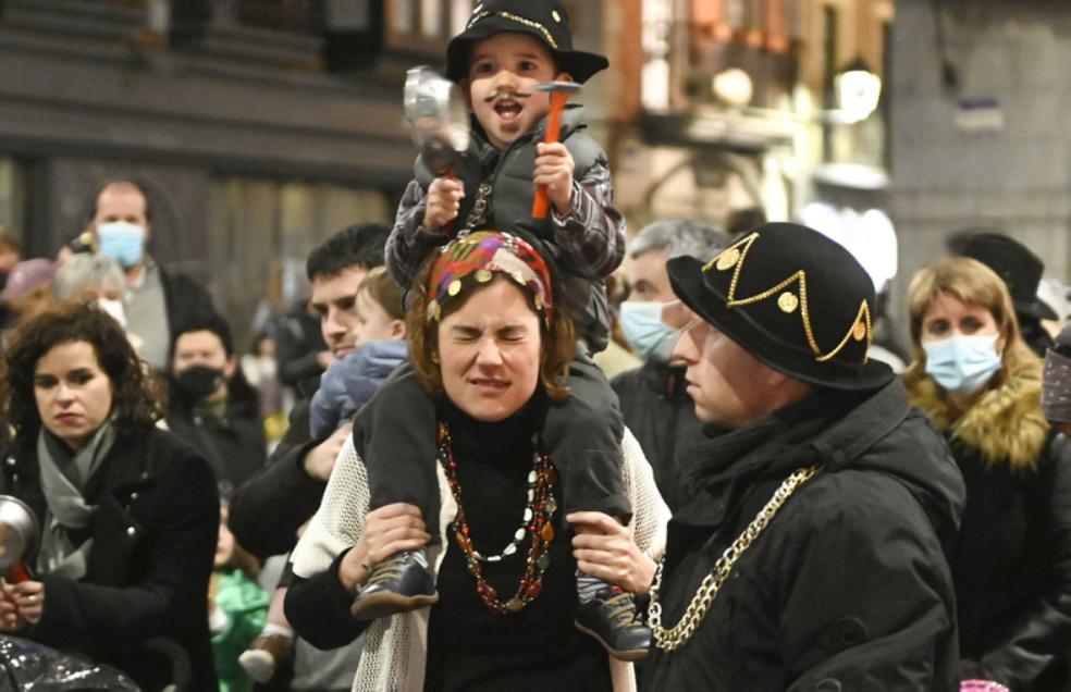 Sartenes y mascarillas anuncian el carnaval