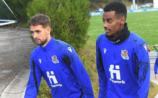 Alexander Isak y Adnan Januzaj siguen entrenando al margen del grupo a tres días de la 'final' ante el Leipzig