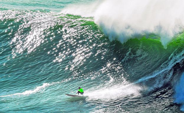 Natxo González gana la prueba de olas XXL en Punta Galea (Getxo)