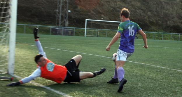 Triunfo a domicilio del primer equipo de fútbol del Mundarro ante el colista el UKE