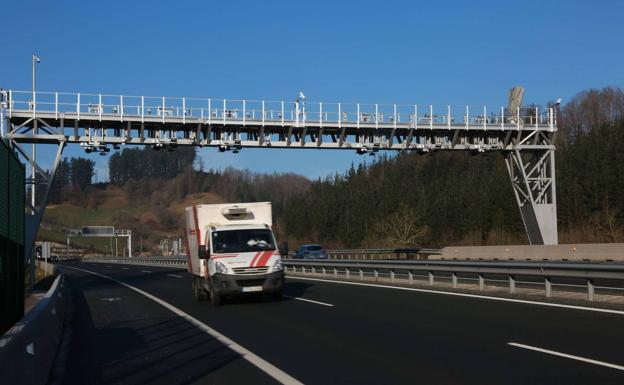 Los transportistas denuncian «el afán confiscatorio» de la Diputación por los peajes a camiones y anuncian recursos judiciales