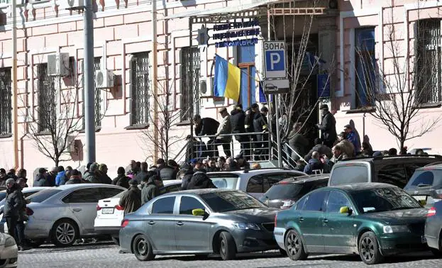 Ukrainian reservists queue up at a police station in central Kiev to enlist.