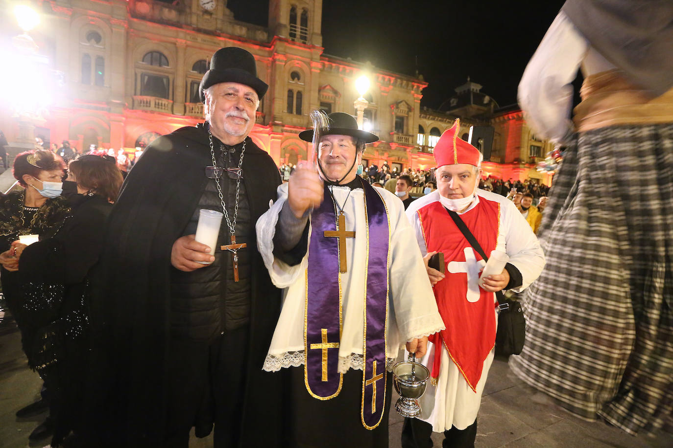 Lloros y llamas en el Entierro de la Sardina en Donostia