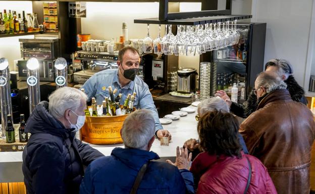 Cataluña y Andalucía piden que se empiece a retirar la mascarilla en interiores, a lo que Euskadi se opone