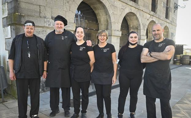 Una parrilla asomada sobre las huertas del entorno
