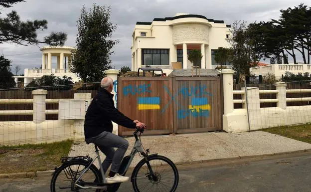 Los veranos de Vladímir Putin en Biarritz: La mansión de su exmujer aparece con pintadas a favor de Ucrania