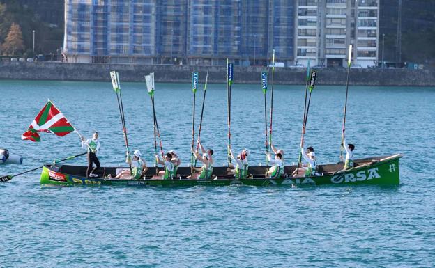 Las traineras pasan de la ría del Oria al mar abierto de Hondarribia