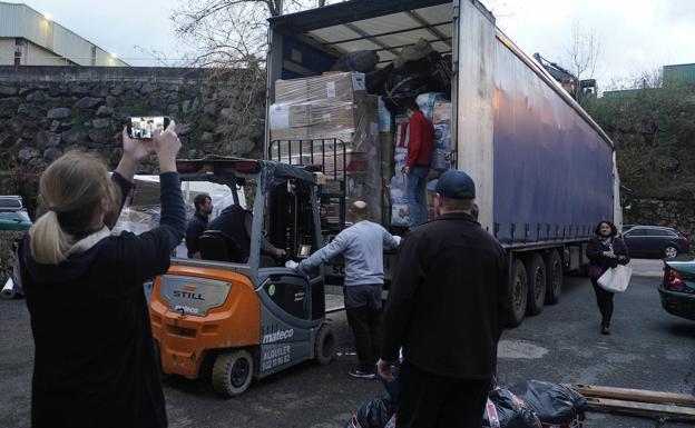Gipuzkoa envía los primeros camiones con 70 toneladas de ayuda humanitaria a Ucrania