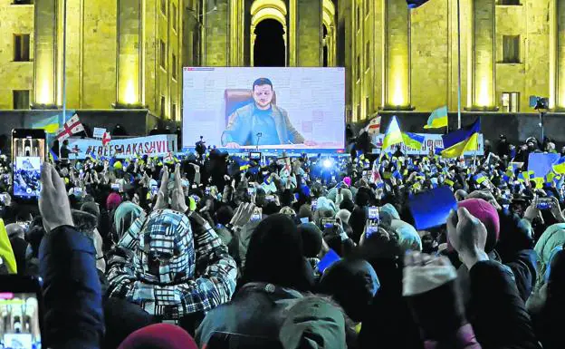 European support.  Zelensky addresses the protesters concentrated in Tbilisi (Georgia). 