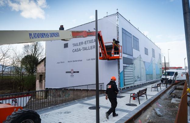 Una lona cubre la casa taller de Oteiza y Basterretxea hasta su rehabilitación