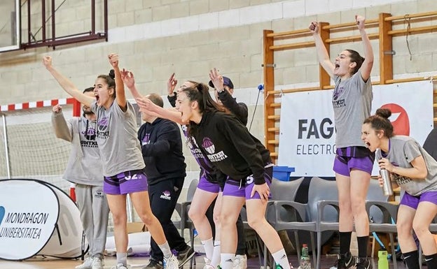 Victoria del Mondragon Unibertsitatea de EBA y derrota de las chicas de 2ª División