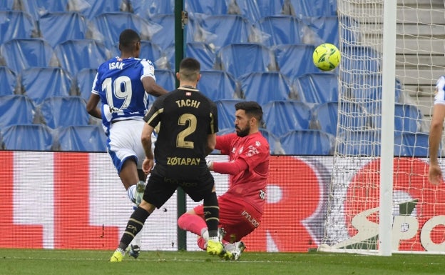 Alexander Isak, ante una de sus víctimas favoritas