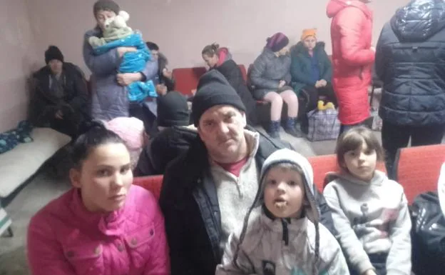Iñaki with 3 of his 5 children in the basement that a businessman has made available to the neighbors and to which they have moved with what they were wearing, some water and a little food.