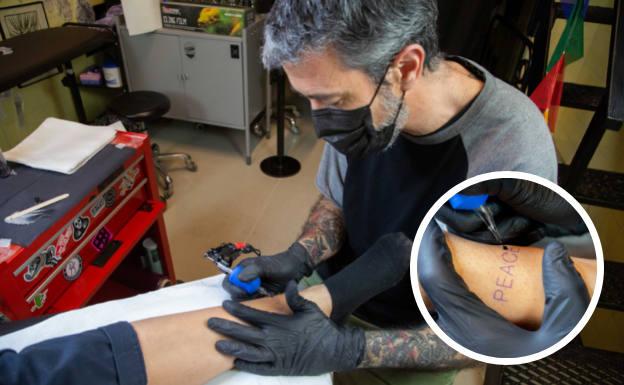 Tatuajes solidarios para ayudar a los refugiados de Ucrania
