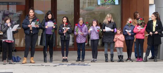 Herriko hamar emakume omendu zituzten Emakumeen Egunean