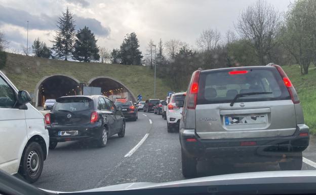 Una persona herida en un accidente en la variante de San Sebastián entre cuatro vehículos