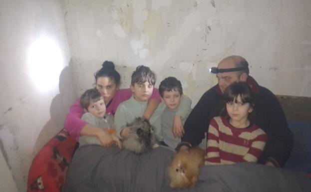Lasartearra Iñaki Rodríguez, with his five children, in the semi-basement of his house where they take refuge.