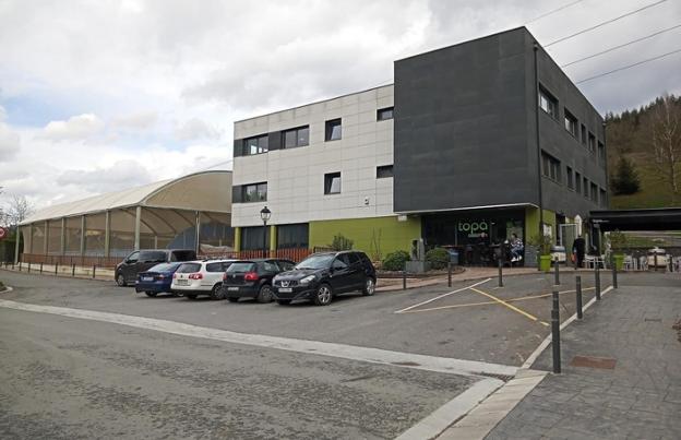 Seinalizatuta dauden guneetan aparkatzeko deia