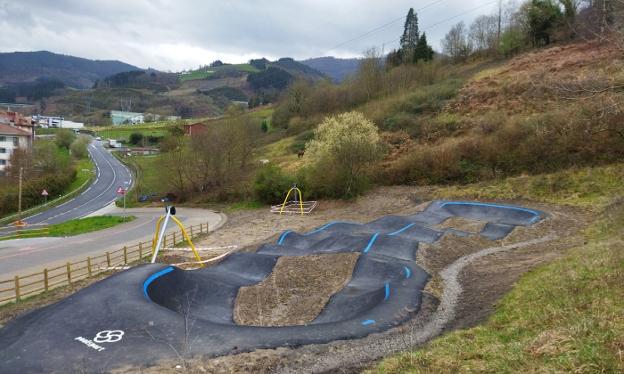 Eztalara bideko 'pump track' pista erabiltzen hasi dira obrak erabat bukatu aurretik