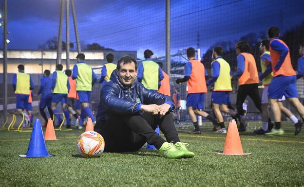 Mikel Arruabarrena poses in the Tolosa field. 