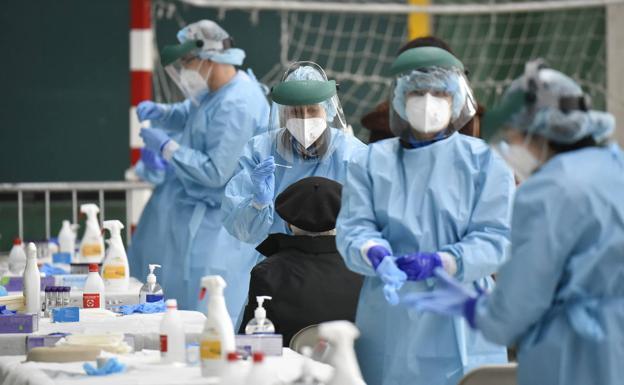 Dos años de pandemia en Euskadi: 666.762 positivos, 32.470 hospitalizados y 6.200 fallecidos