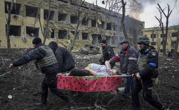 Transfer of a pregnant woman injured in the bombings with which the Russian Army has been crushing Mariúpol for days.