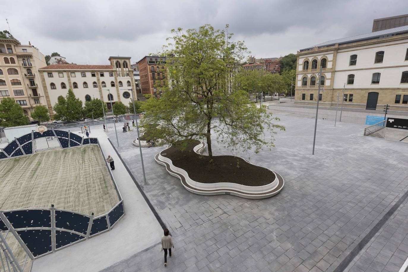 'Himno de Europa' y 'Txoria txori' por la paz en la plaza Blas de Otero