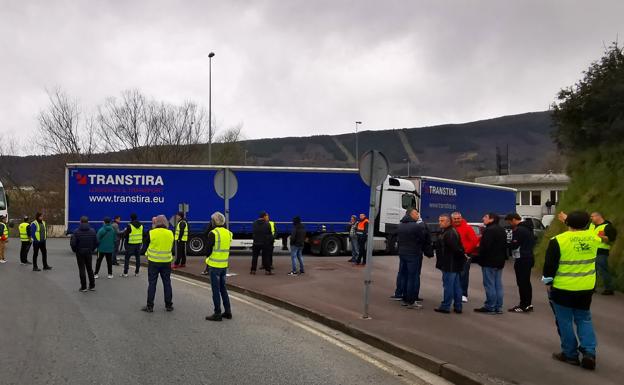 Transportistas en huelga se movilizan en Gipuzkoa y el Puerto de Bilbao