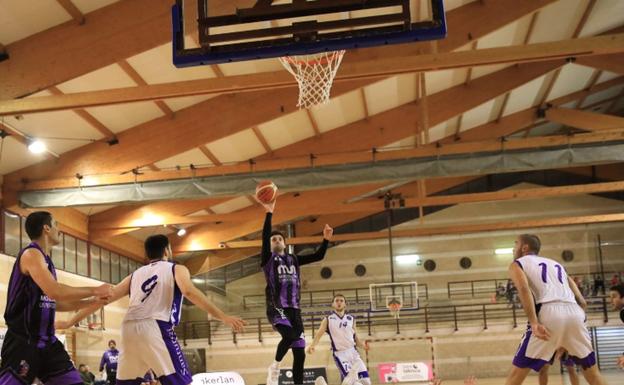 El Mondragon Unibertsitatea derrota al líder y aspira a estar en la fase de ascenso a LEB Plata