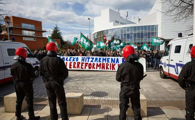 Adegi apela a los sindicatos a la «responsabilidad» en la negociación de los convenios por la guerra