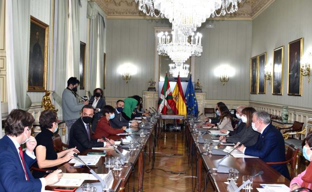 El Gobierno Vasco presiona a Sánchez por la Seguridad Social tras lograr el traspaso del IMV