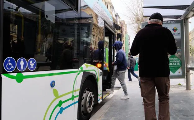 Passengers access a Lurraldebus bus in San Sebastian.  The number of users increases after having overcome the sixth wave and encouraged by the price of fuel. 