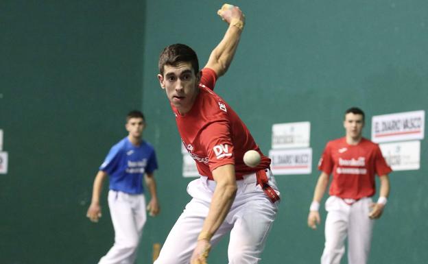 Aingeru De la Fuente se entrena con Jokin Altuna y Julen Martija en el Astelena