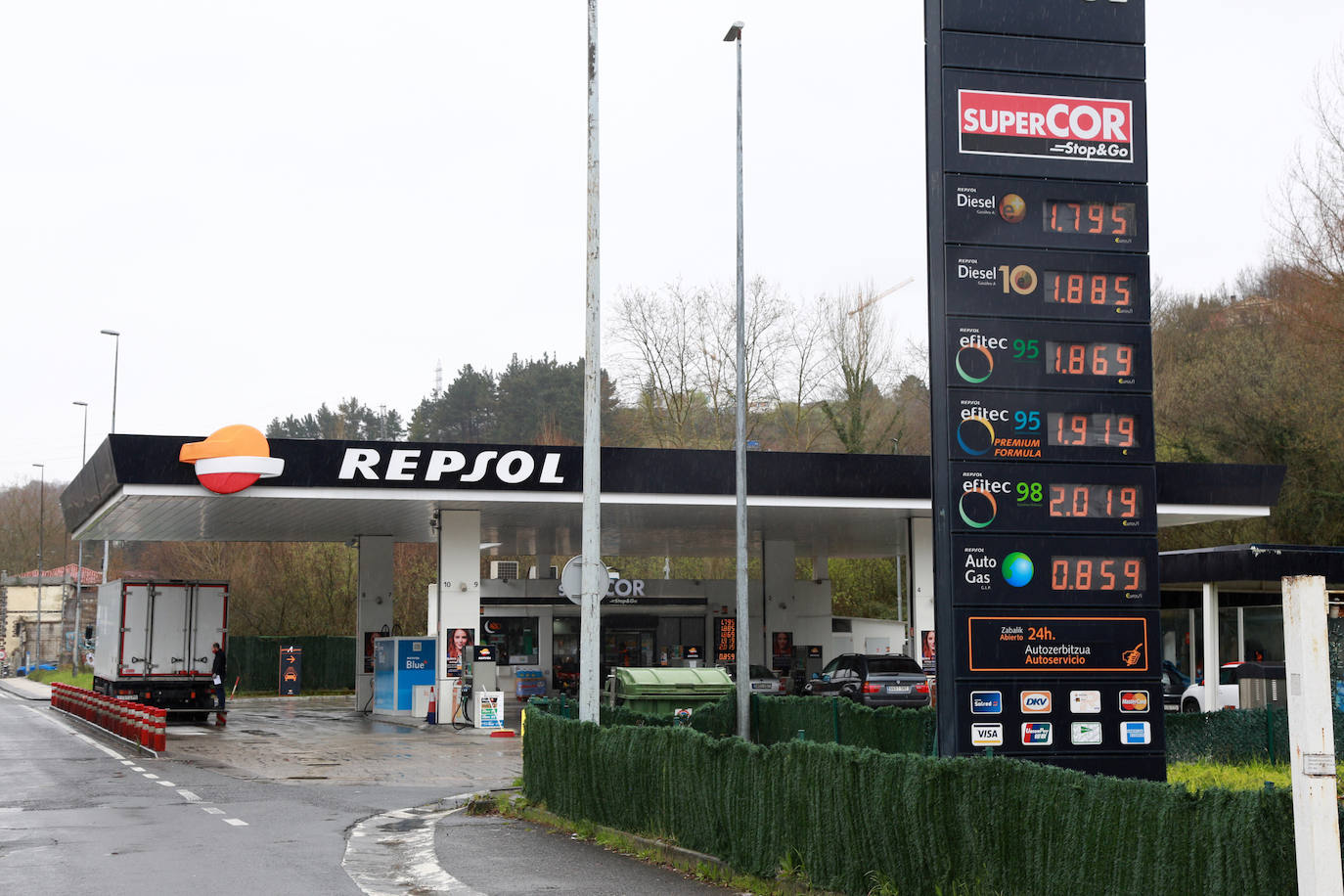 El Gobierno garantiza que bajará el precio de la luz, el gas y los combustibles a fin de mes