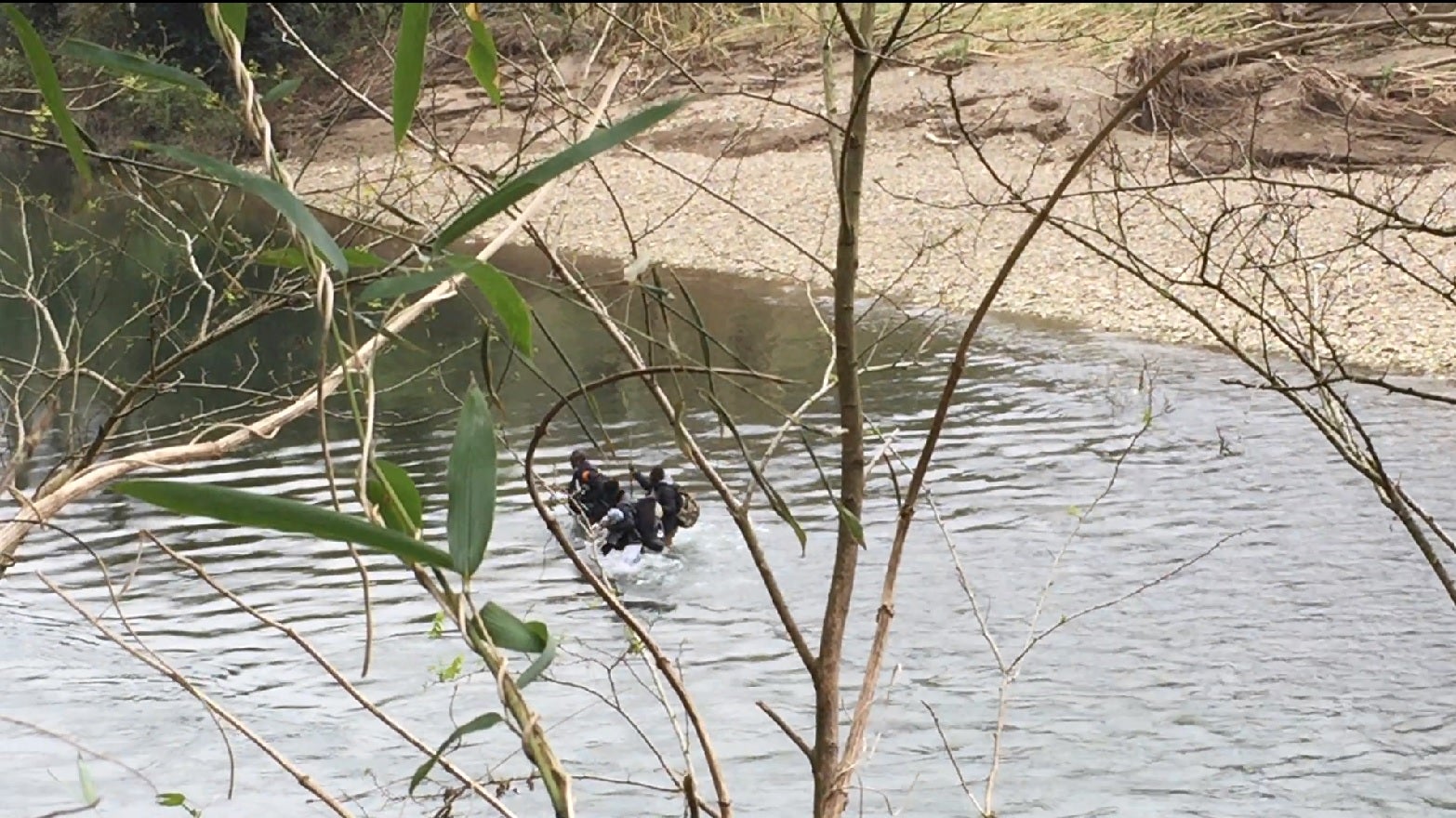 Tres migrantes vuelven a jugarse la vida en el Bidasoa 72 horas después de que desapareciera Ibrahim
