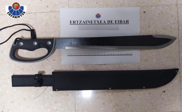 Amenaza con un machete para robarles el móvil a dos menores, que huyen en la estación de Elgoibar