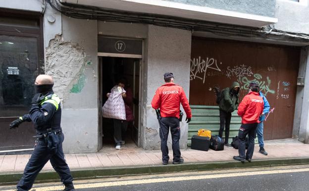 Desalojo pacífico de unas viviendas en estado de ruina en Eibar