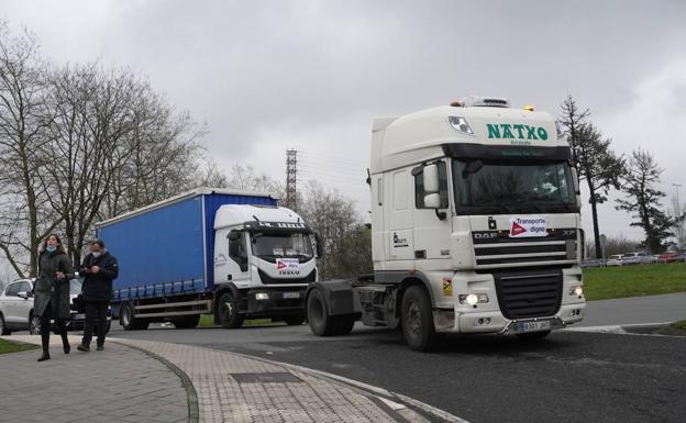 Hiru pide a Adegi y Gobierno Vasco que defiendan a los transportistas