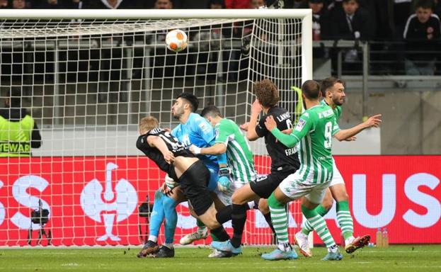 El Betis resucita ante el Eintracht para morir en la orilla