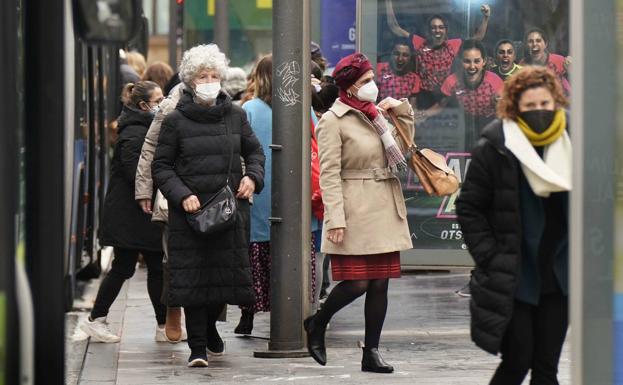 Euskadi roza el millar de contagios diarios, la peor cifra en un mes