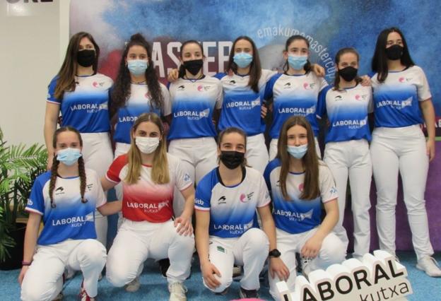 Camisetas confeccionadas con botellas de plástico recicladas para las pelotaris