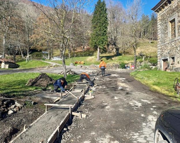 Obras de reasfaltado del camino al caserío Ipeñarrieta