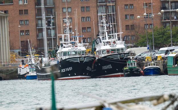 La flota de bajura sigue parada y decidirá el lunes qué hacer